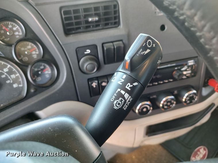 image for item LU9117 2019 Peterbilt 579  semi truck