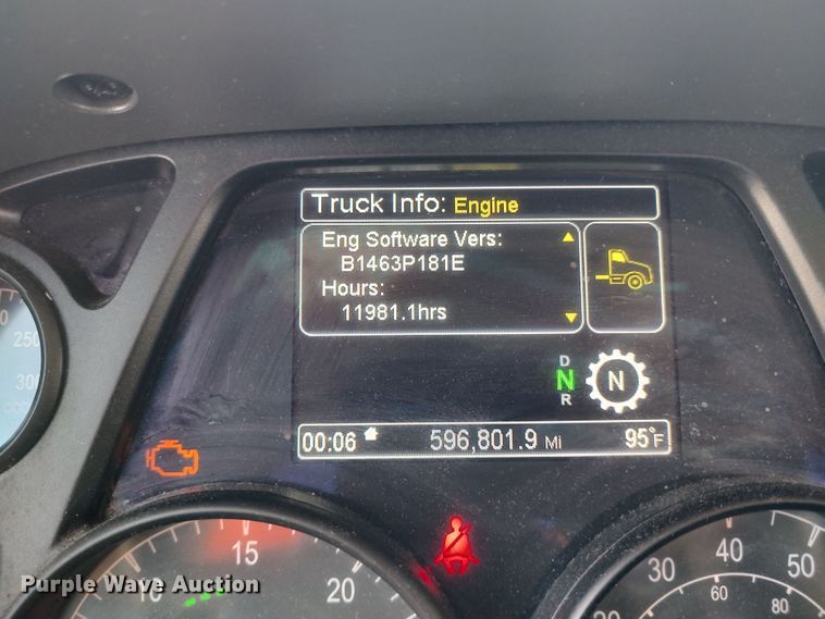 image for item LU9117 2019 Peterbilt 579  semi truck