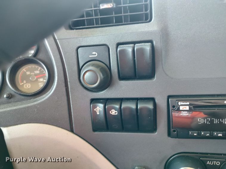 image for item LU9117 2019 Peterbilt 579  semi truck