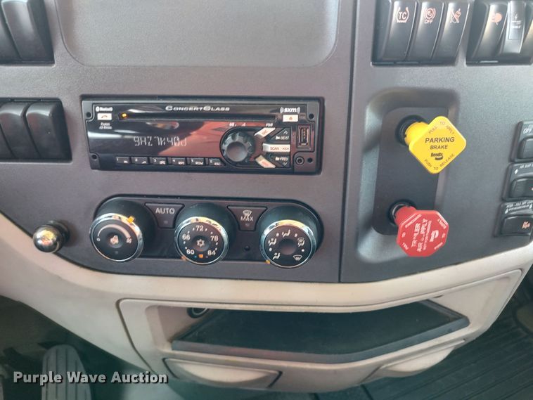 image for item LU9117 2019 Peterbilt 579  semi truck