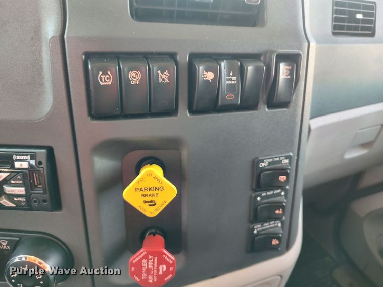 image for item LU9117 2019 Peterbilt 579  semi truck