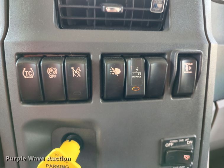 image for item LU9117 2019 Peterbilt 579  semi truck