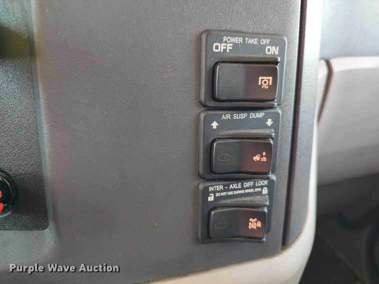 image for item LU9117 2019 Peterbilt 579  semi truck