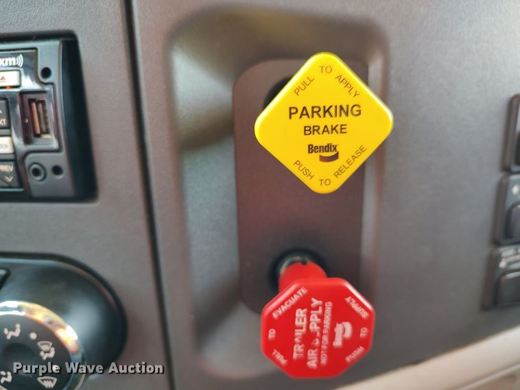 image for item LU9117 2019 Peterbilt 579  semi truck