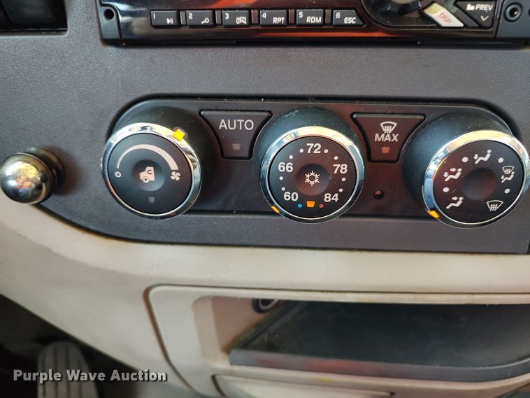 image for item LU9117 2019 Peterbilt 579  semi truck