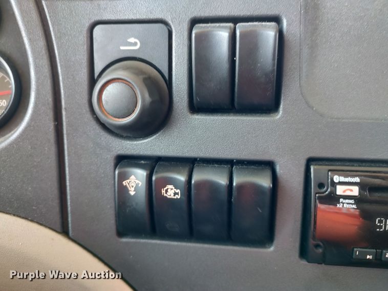 image for item LU9117 2019 Peterbilt 579  semi truck