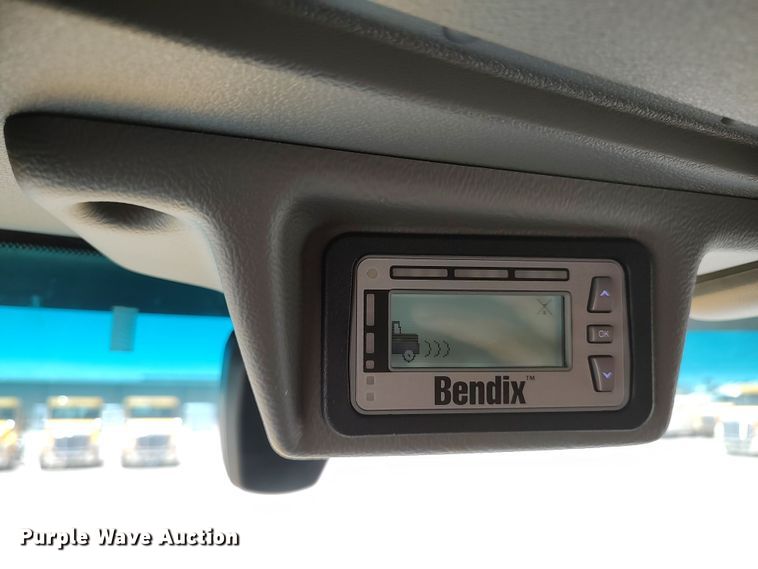 image for item LU9117 2019 Peterbilt 579  semi truck