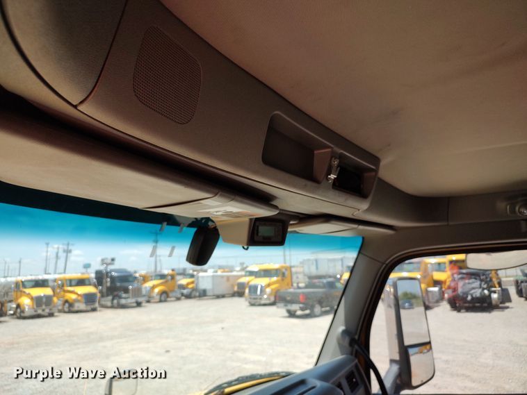 image for item LU9117 2019 Peterbilt 579  semi truck