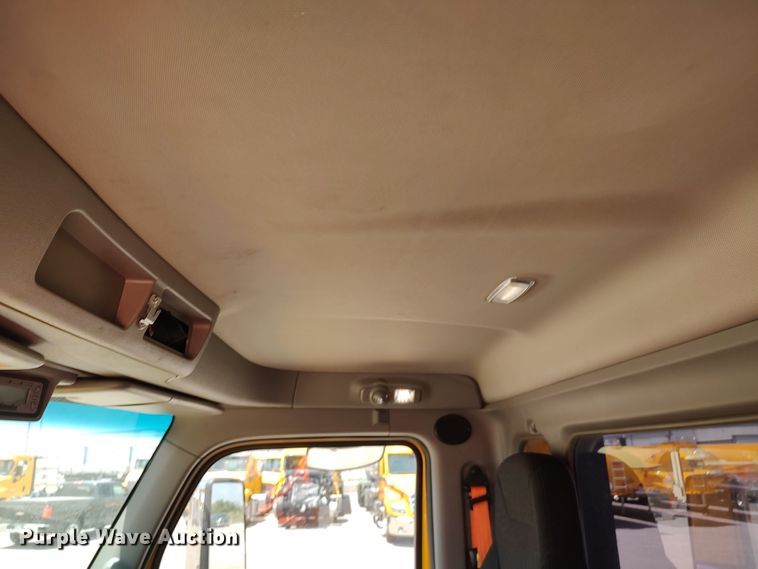 image for item LU9117 2019 Peterbilt 579  semi truck