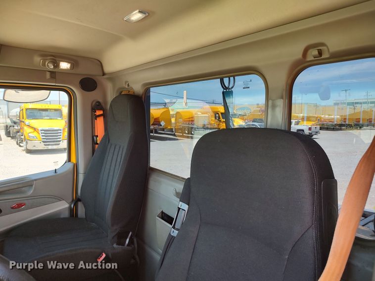 image for item LU9117 2019 Peterbilt 579  semi truck