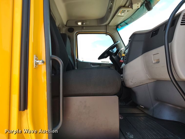 image for item LU9117 2019 Peterbilt 579  semi truck