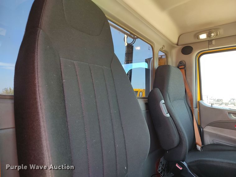 image for item LU9117 2019 Peterbilt 579  semi truck