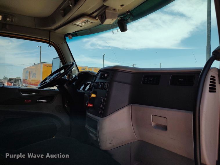 image for item LU9117 2019 Peterbilt 579  semi truck