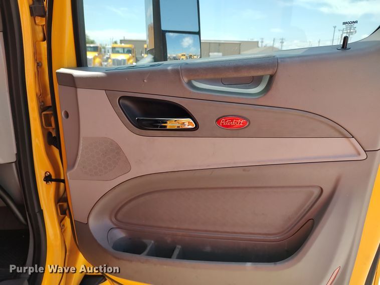 image for item LU9117 2019 Peterbilt 579  semi truck