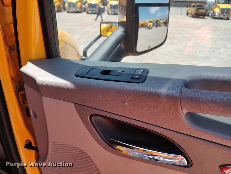 image for item LU9117 2019 Peterbilt 579  semi truck