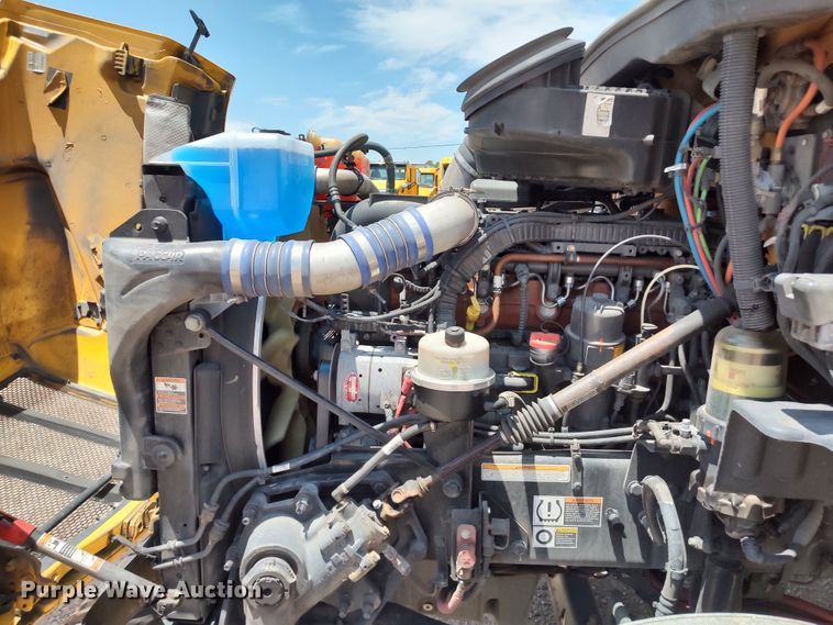 image for item LU9117 2019 Peterbilt 579  semi truck