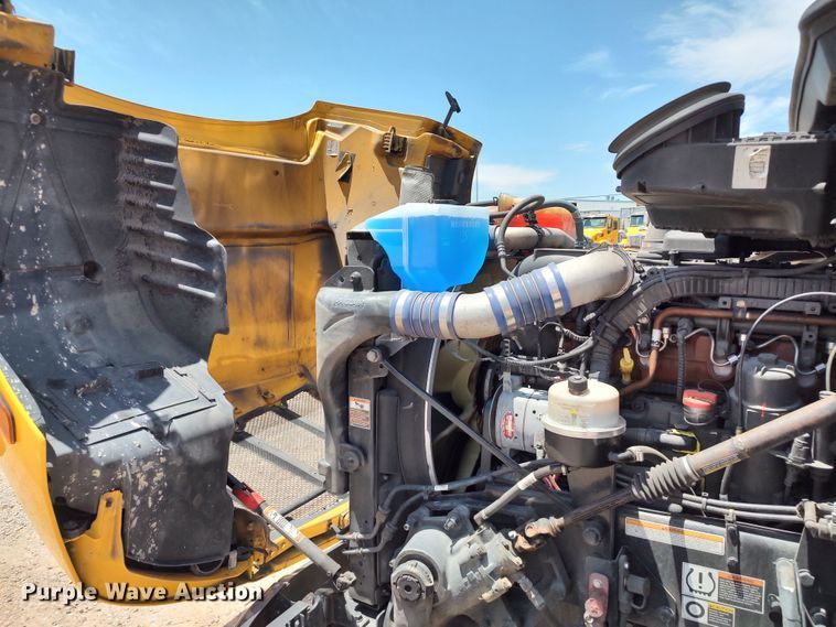 image for item LU9117 2019 Peterbilt 579  semi truck