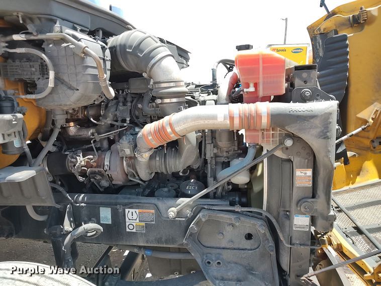 image for item LU9117 2019 Peterbilt 579  semi truck