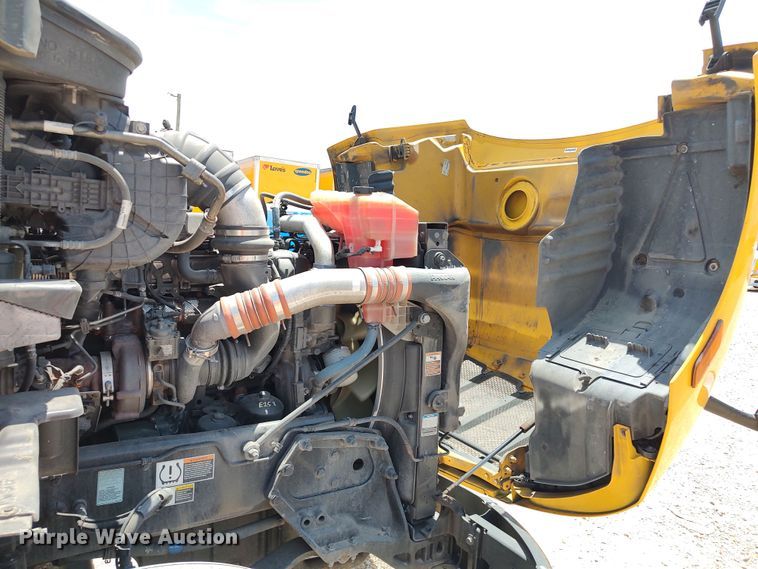 image for item LU9117 2019 Peterbilt 579  semi truck