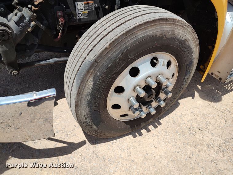 image for item LU9117 2019 Peterbilt 579  semi truck