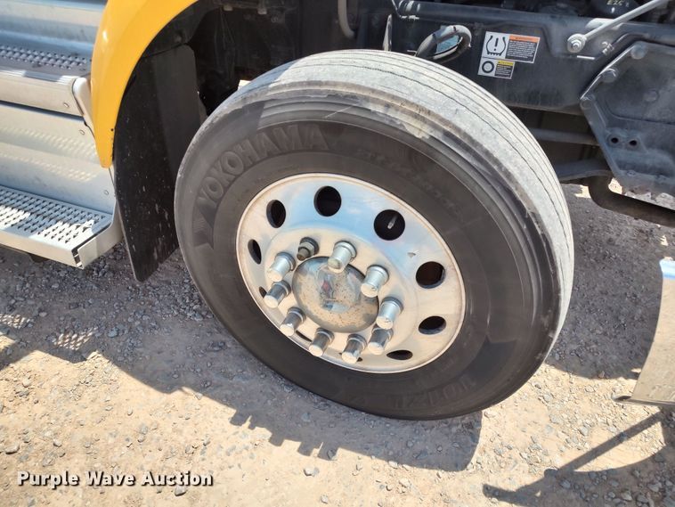 image for item LU9117 2019 Peterbilt 579  semi truck