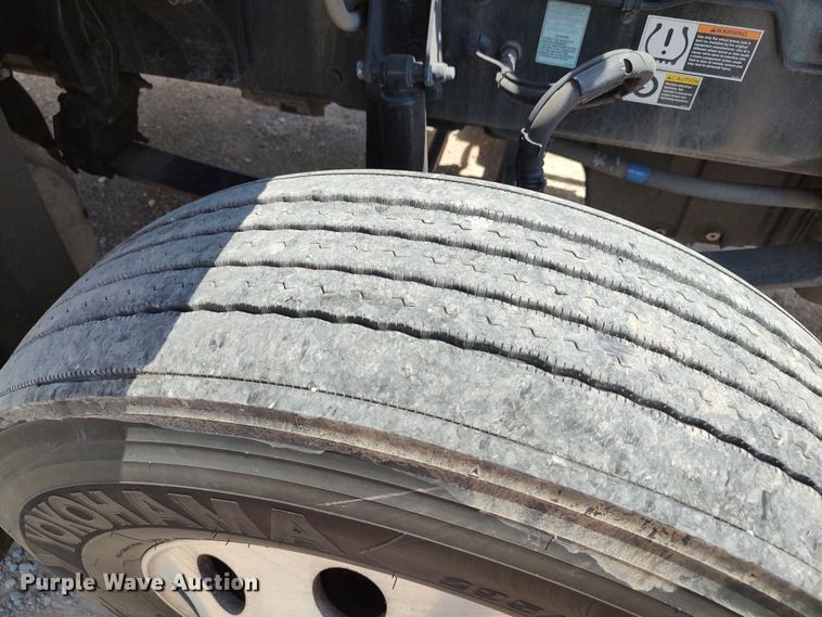 image for item LU9117 2019 Peterbilt 579  semi truck