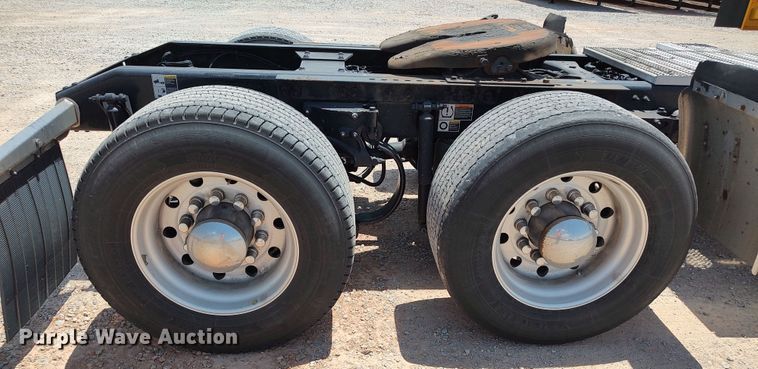 image for item LU9117 2019 Peterbilt 579  semi truck