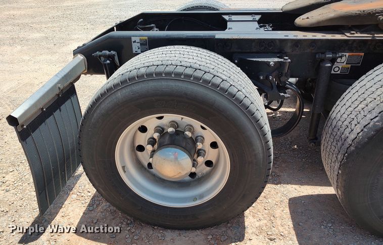 image for item LU9117 2019 Peterbilt 579  semi truck