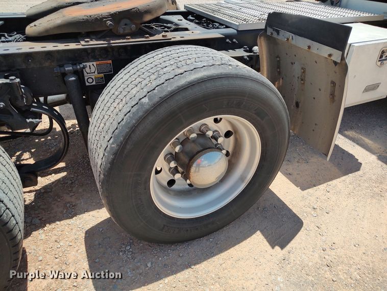 image for item LU9117 2019 Peterbilt 579  semi truck