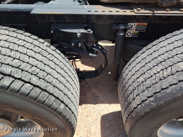 image for item LU9117 2019 Peterbilt 579  semi truck