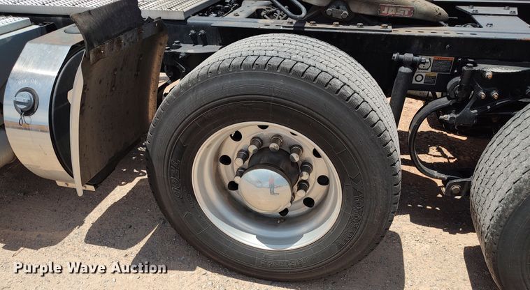 image for item LU9117 2019 Peterbilt 579  semi truck