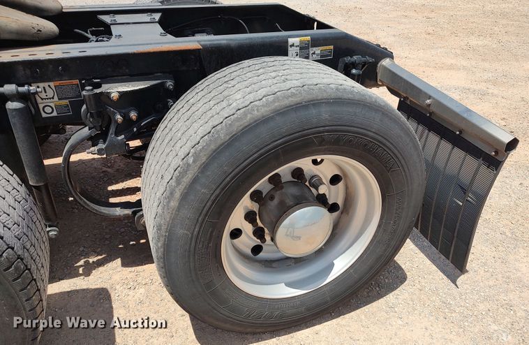 image for item LU9117 2019 Peterbilt 579  semi truck