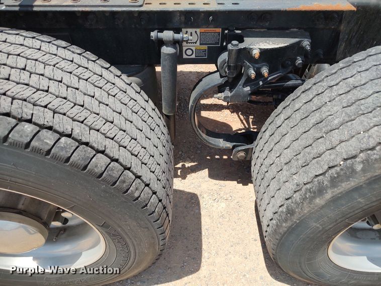 image for item LU9117 2019 Peterbilt 579  semi truck