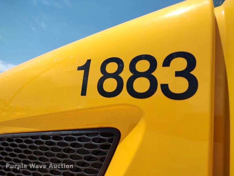 image for item LU9117 2019 Peterbilt 579  semi truck