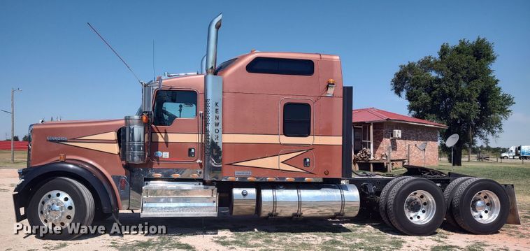 image for item LU9152 2014 Kenworth W900  semi truck