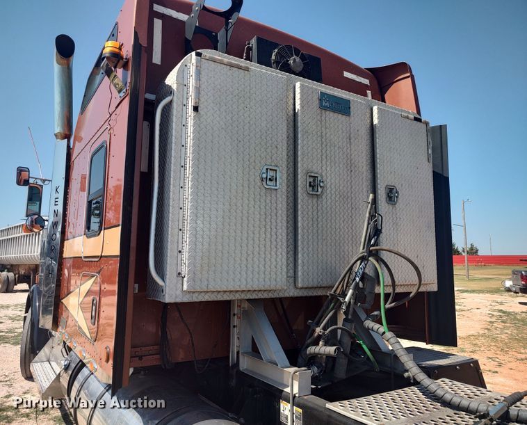 image for item LU9152 2014 Kenworth W900  semi truck