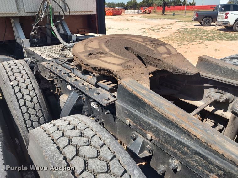 image for item LU9152 2014 Kenworth W900  semi truck