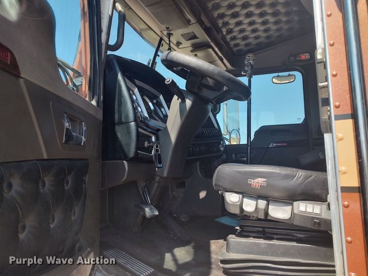 image for item LU9152 2014 Kenworth W900  semi truck