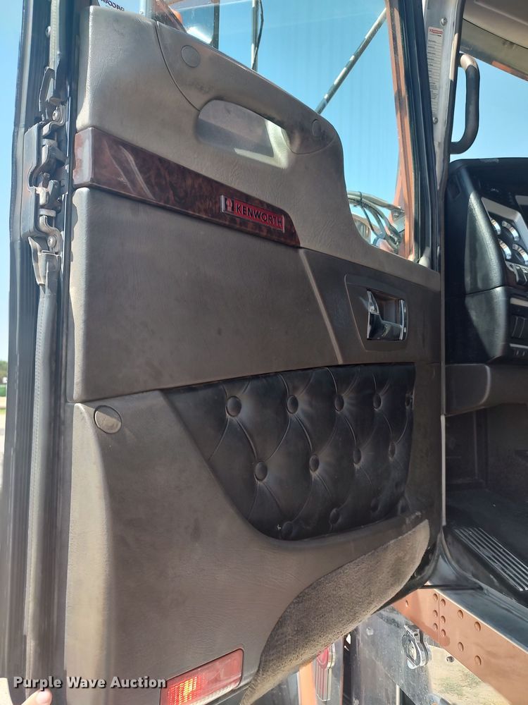 image for item LU9152 2014 Kenworth W900  semi truck