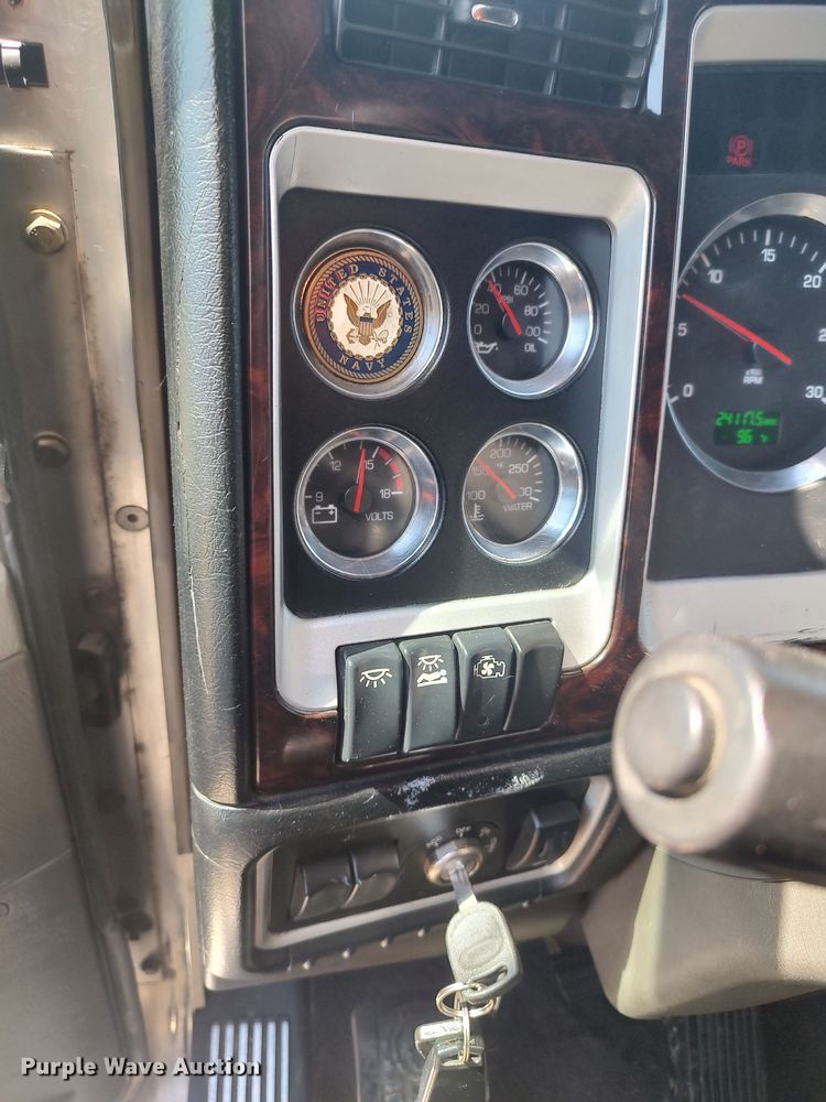 image for item LU9152 2014 Kenworth W900  semi truck