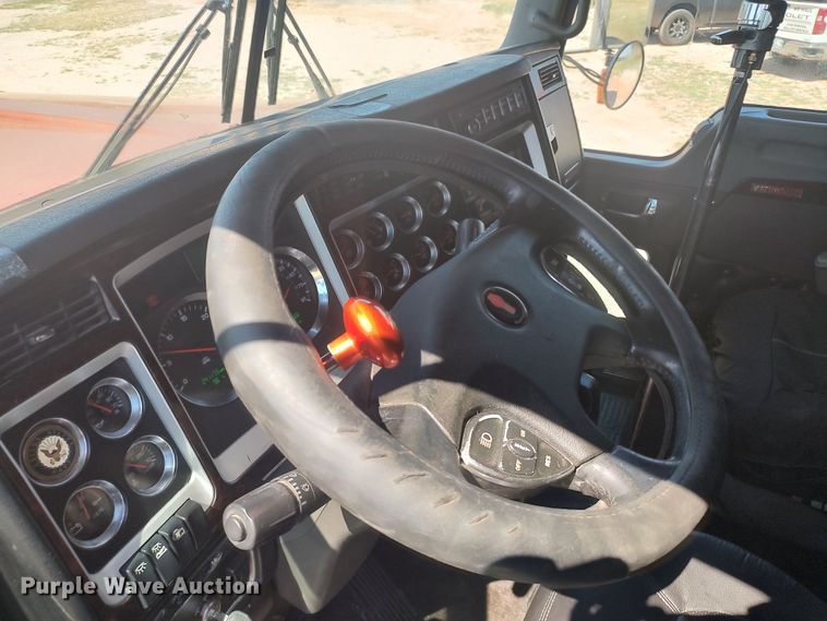 image for item LU9152 2014 Kenworth W900  semi truck