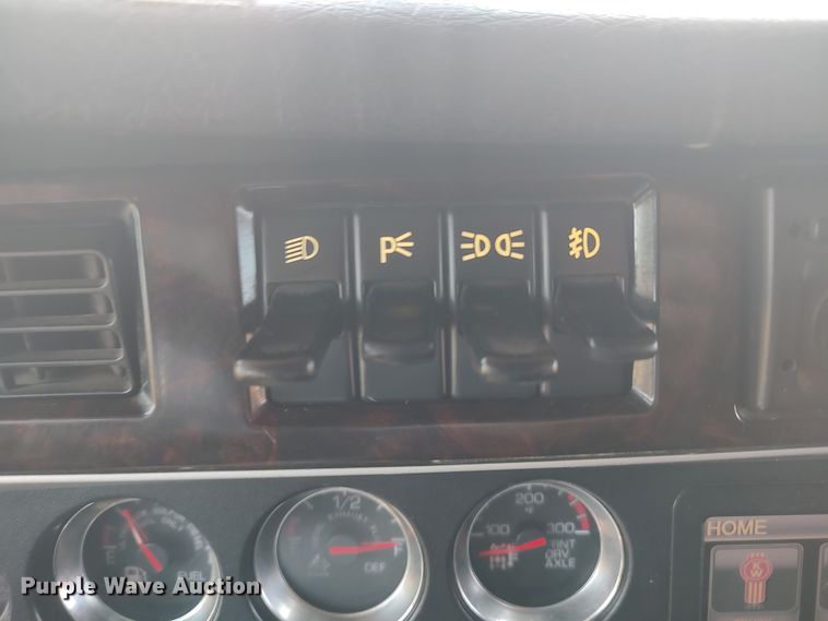 image for item LU9152 2014 Kenworth W900  semi truck