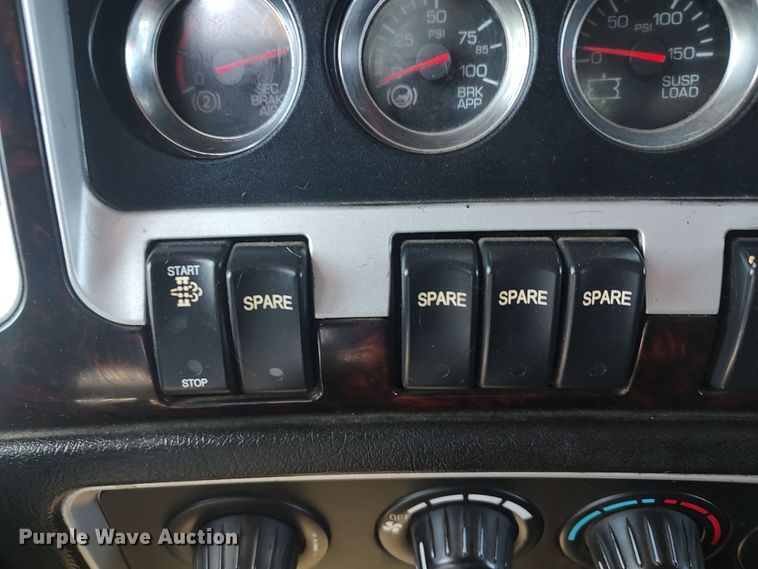 image for item LU9152 2014 Kenworth W900  semi truck