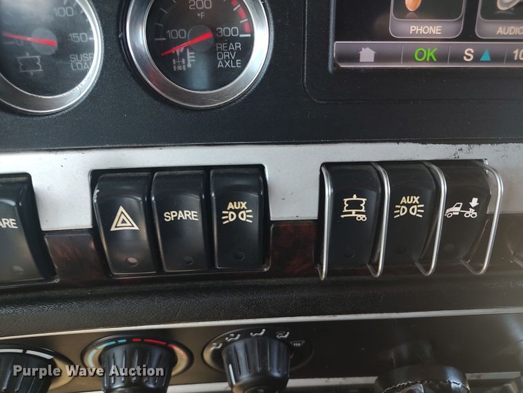 image for item LU9152 2014 Kenworth W900  semi truck