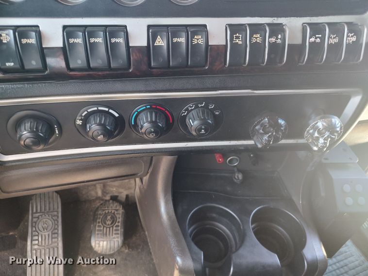 image for item LU9152 2014 Kenworth W900  semi truck