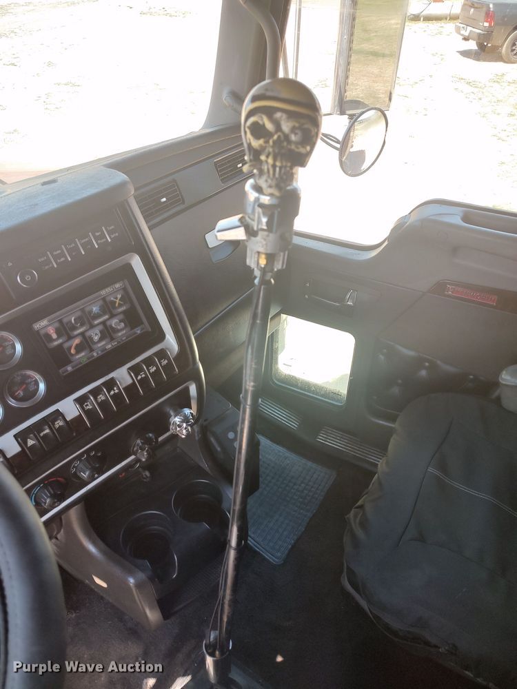 image for item LU9152 2014 Kenworth W900  semi truck