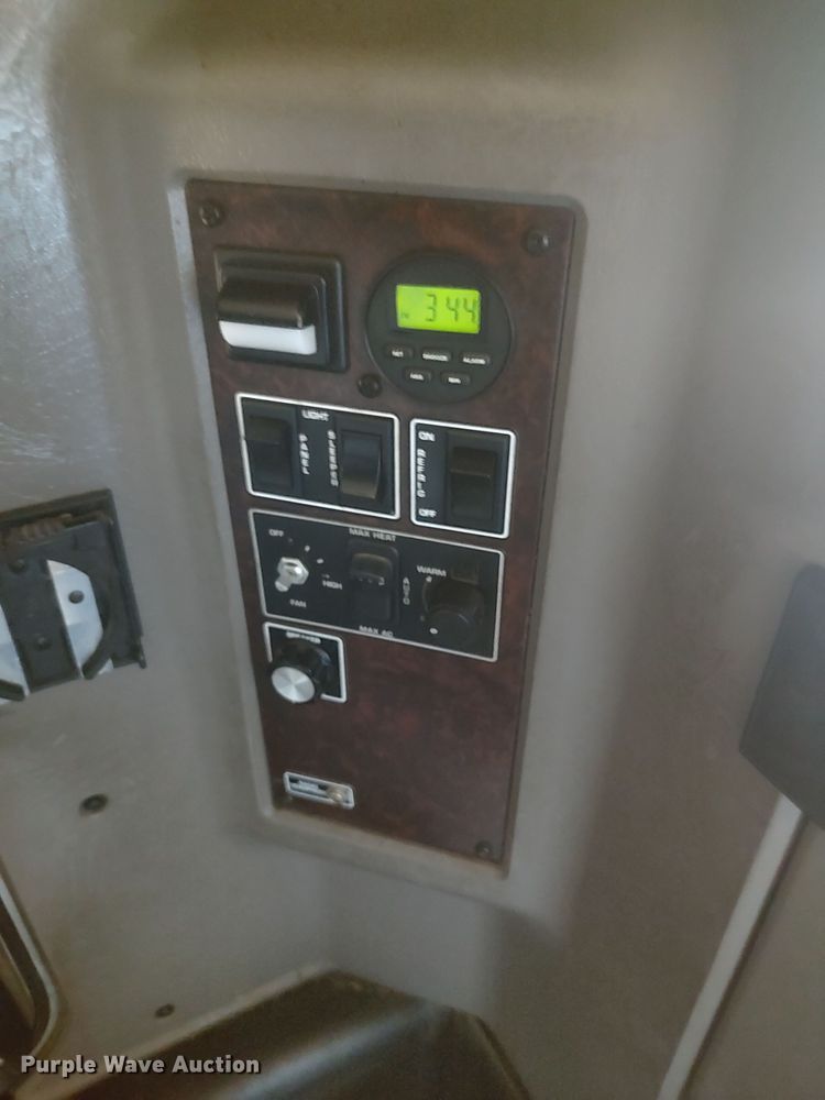 image for item LU9152 2014 Kenworth W900  semi truck