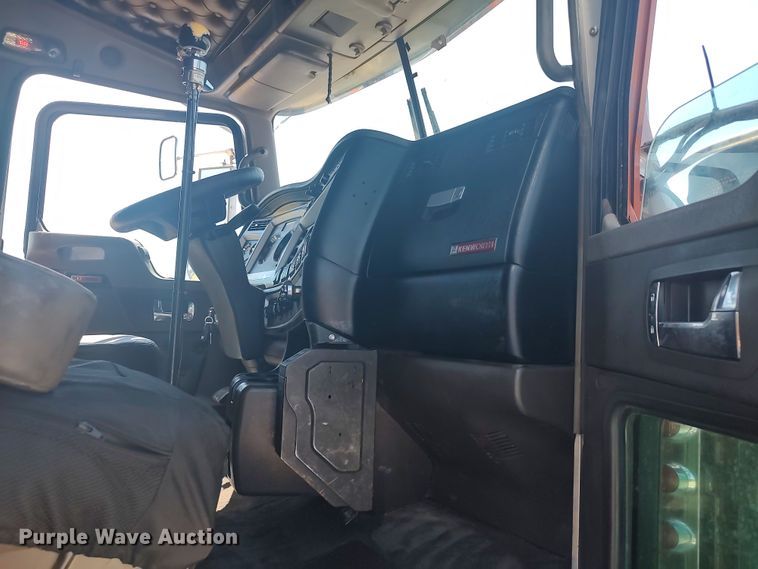 image for item LU9152 2014 Kenworth W900  semi truck