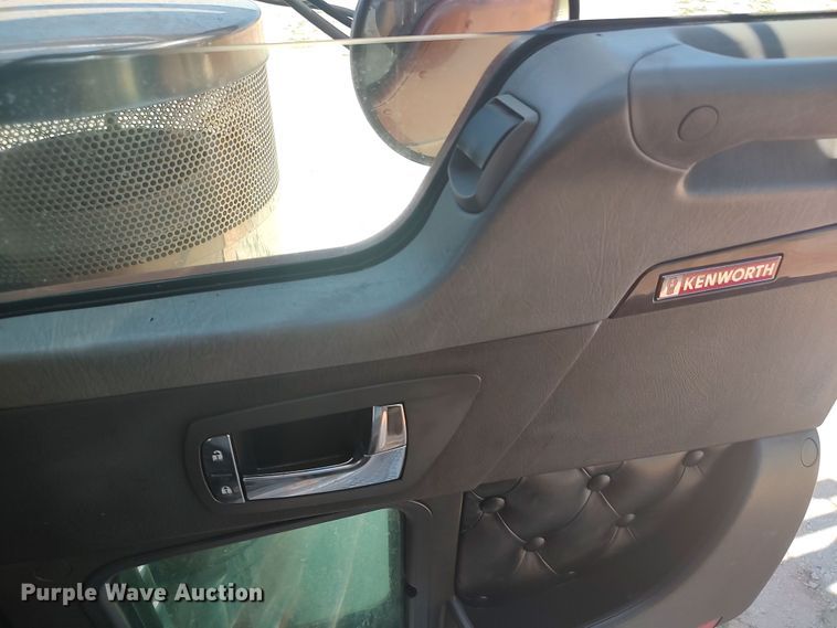 image for item LU9152 2014 Kenworth W900  semi truck