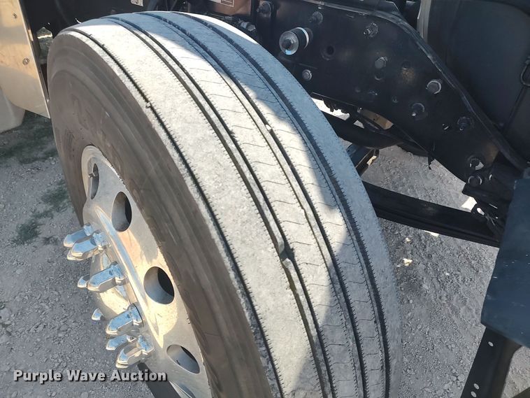 image for item LU9152 2014 Kenworth W900  semi truck